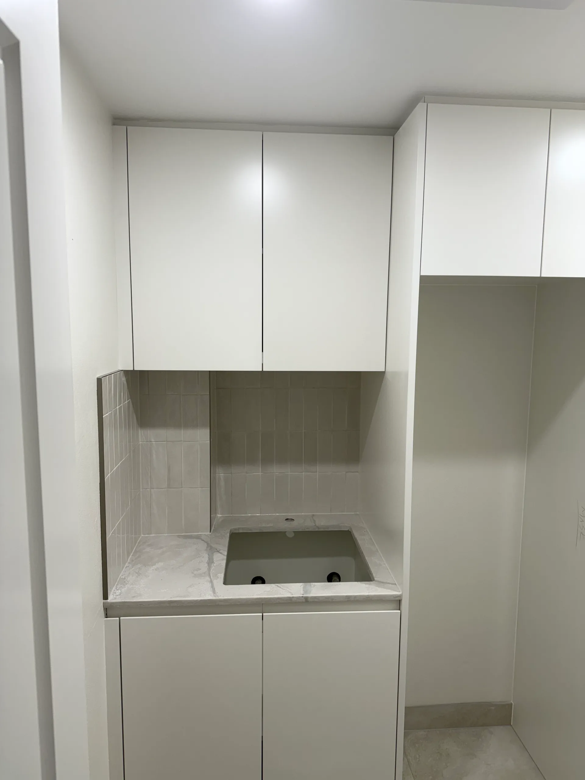 Laundry sink alcove