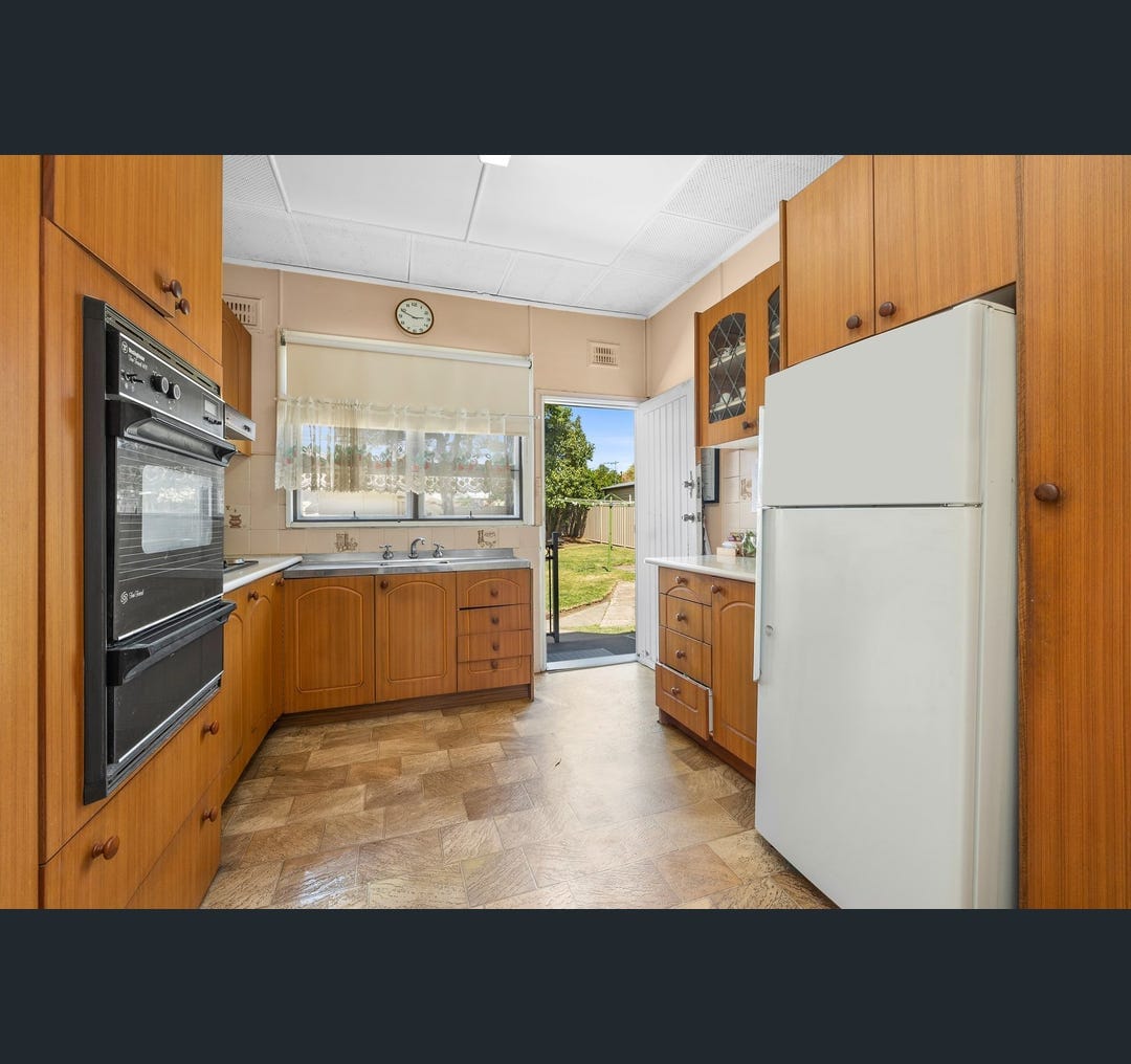 Apartment kitchen before renovation by Fine Touch Group