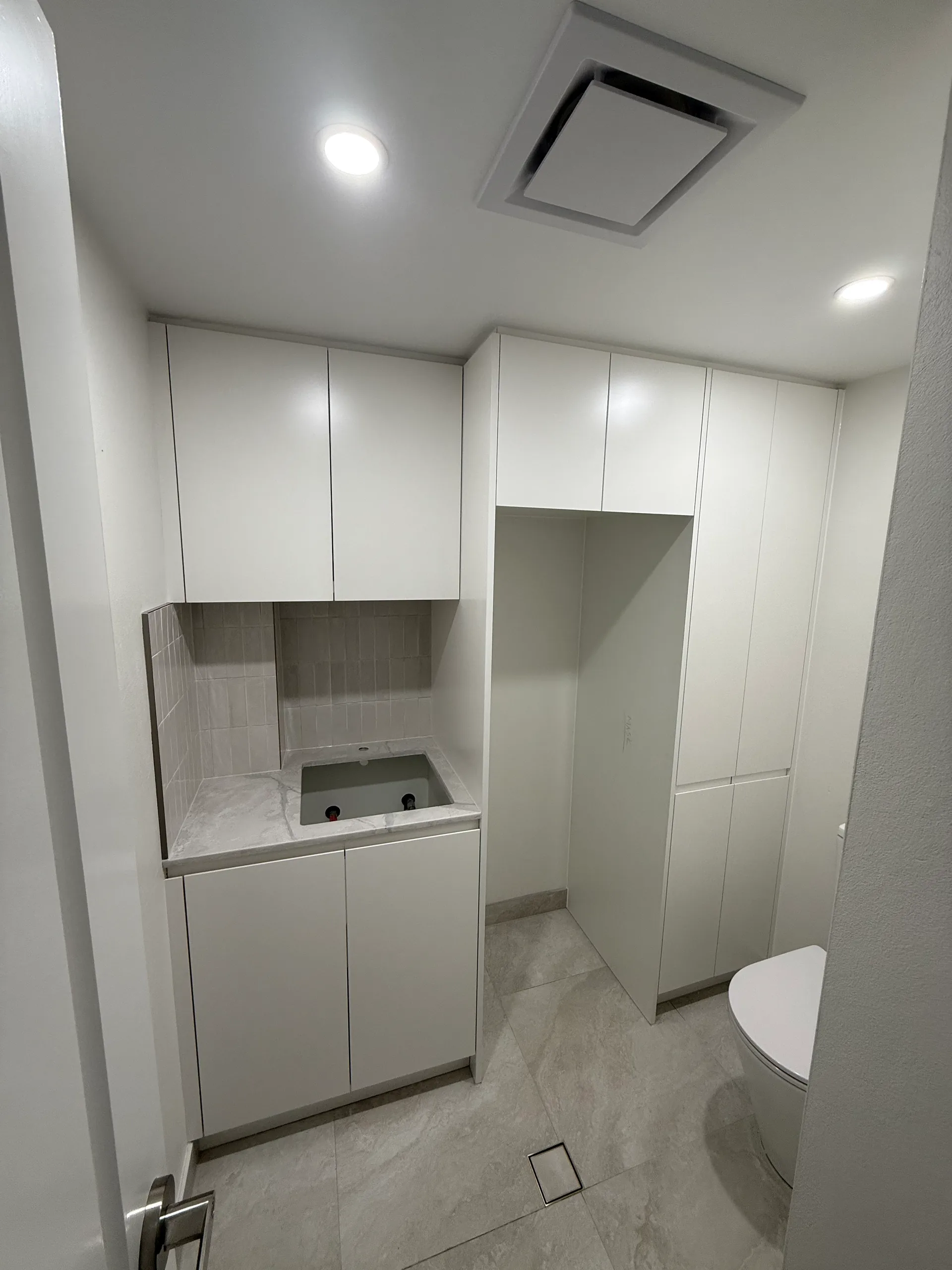 Laundry storage unit