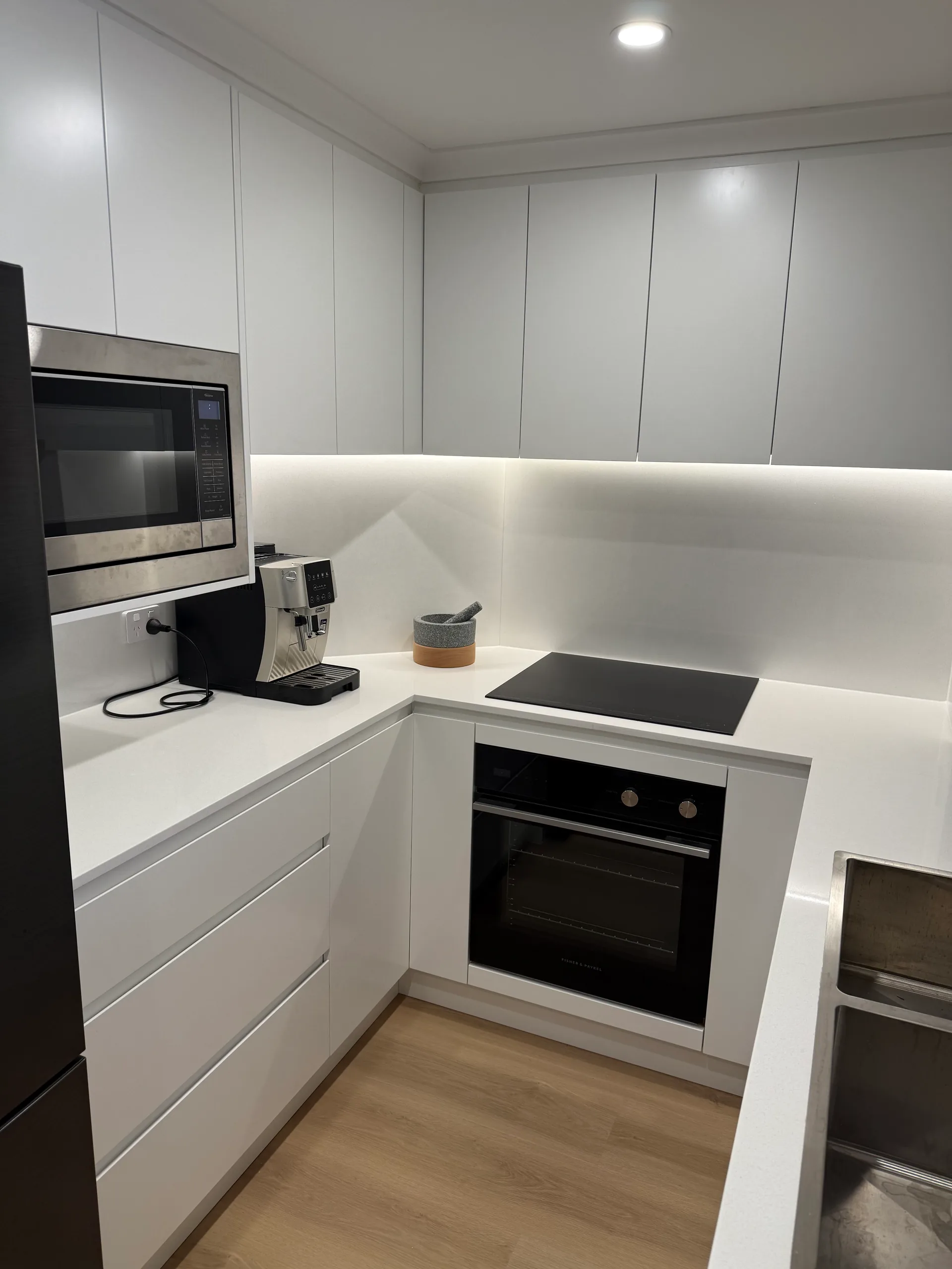 Kitchen cooktop and integrated appliances