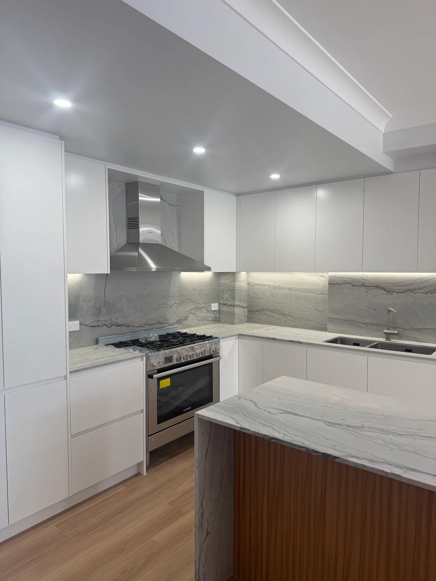 Kogarah Apartment in White and Timber