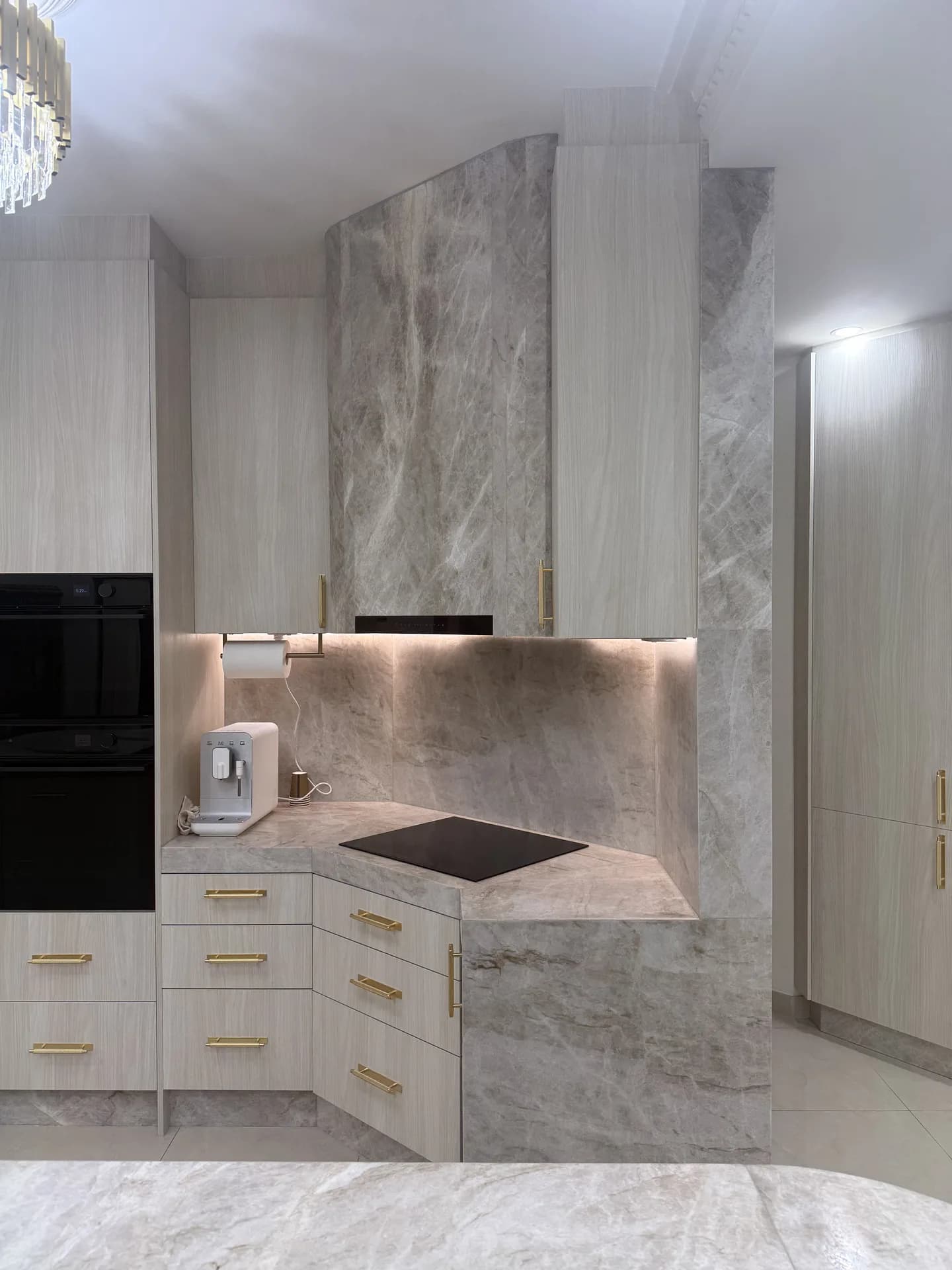Vaucluse kitchen with an induction cooktop on an angled stone corner bench